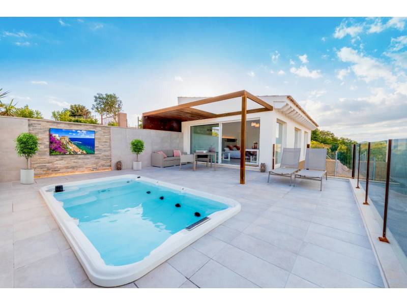 55" Neptune™ Full Sun Outdoor Smart TV - NT554